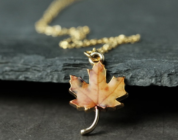 Blatt Kette Ahorn emailliert mit vergoldeter Sterling Silber Kette